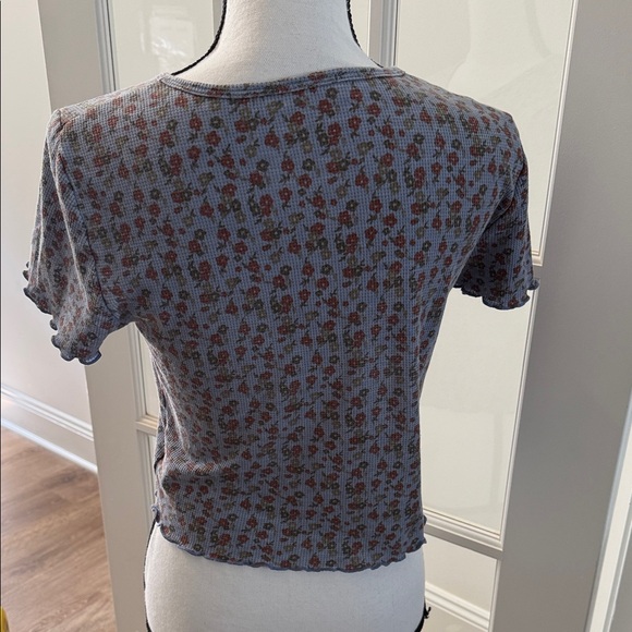 American Eagle Floral Patterned Blue Baby Tee Women's Top, Size Large - Picture 5 of 9